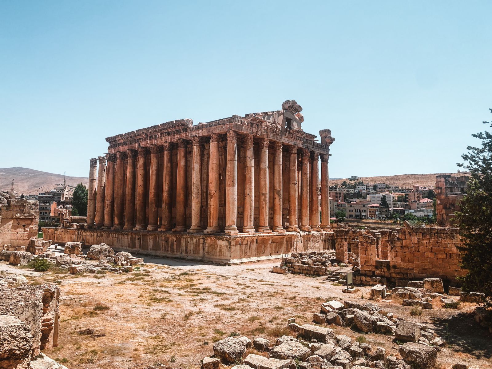 آثار معبد بعلبك في وادي البقاع